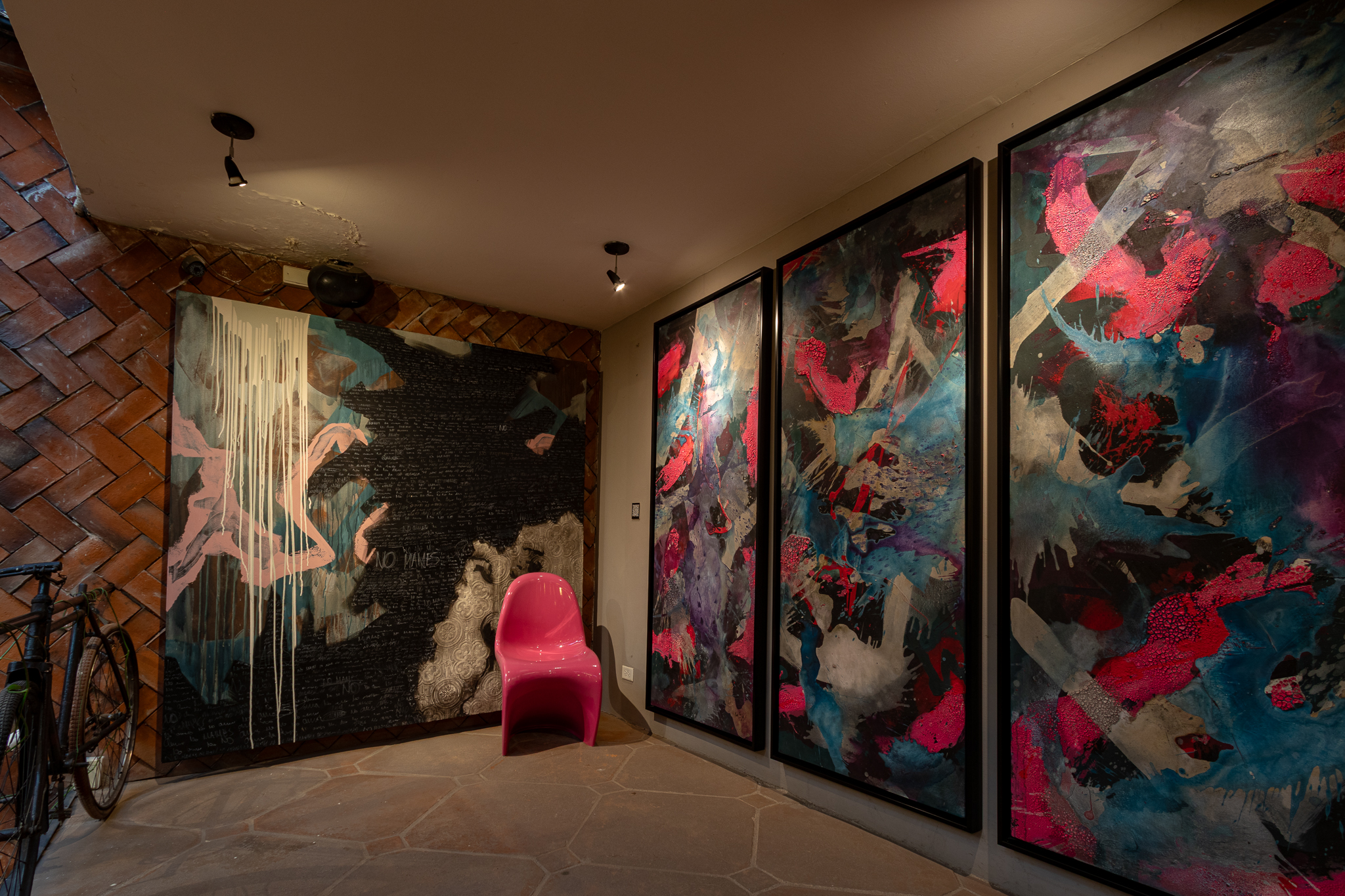 Galería de arte con obra abstracta