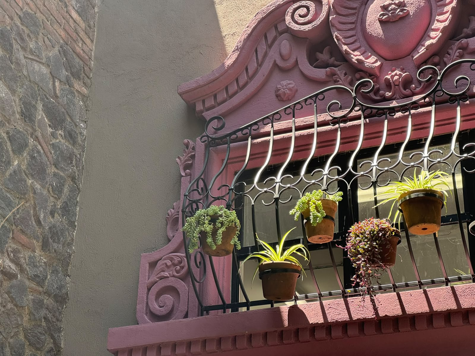 Balcón terminado con herrería y macetas